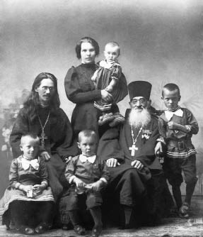 Протоиерей Василий Реморов с сыном священником Николаем Реморовым, невесткой и внуками. Фото около 1910 г.