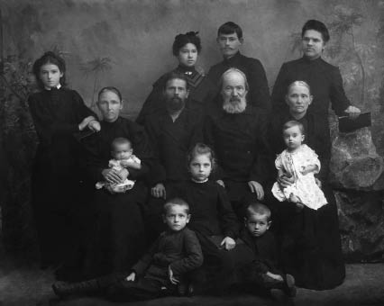 Семья уездного священника. Фото начала XX в.