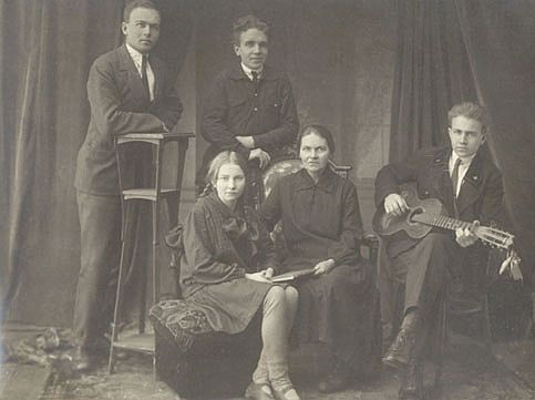 Мать В.С. Семенова - Лидия Павловна - с детьми. Владимир опирается на спинку кресла (здесь ему 15 лет) Мать В.С. Семенова - Лидия Павловна - с детьми. Владимир опирается на спинку кресла (здесь ему 15 лет)