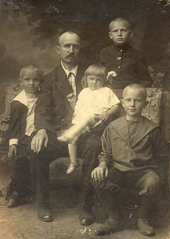 Владимир Семенов в 6 лет (крайний слева). В центре - отец (Семен Гаврилович), на коленях - дочь Ольга, рядом сидит сын Николай, стоит - сын Евгений. Владимир Семенов в 6 лет (крайний слева)